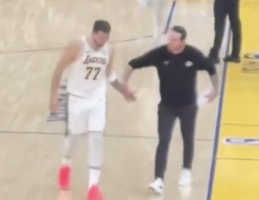 雷迪克与东契奇在湖勇大战疑似发生争吵,后者摊手表达不满