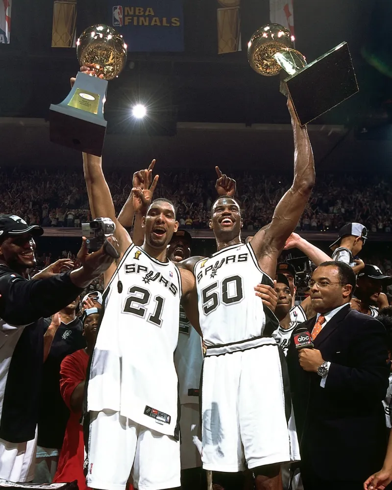 半岛体育官网-SLAM回顾马刺队史夺冠合照：赢球，就是唯一的标准